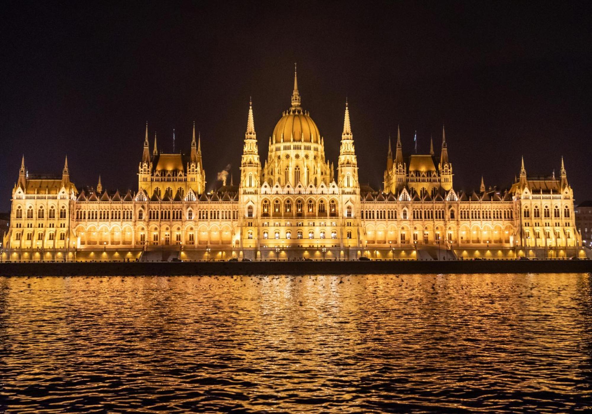 Luxe Central Studio With Pool, Parking & Ac Budapest Exterior foto