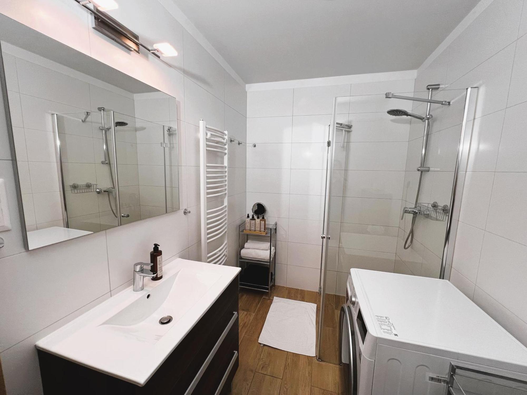 Luxe Central Studio With Pool, Parking & Ac Budapest Exterior foto